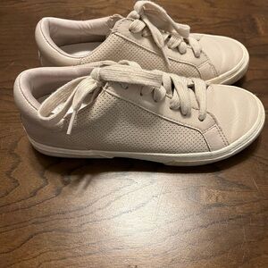 Target brand shoes
Women’s 6.5